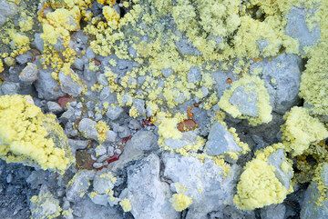 In den Fumarolen finden sich häufig Tropfen geschmolzenen Schwefels (Photo: Tom Pfeiffer)