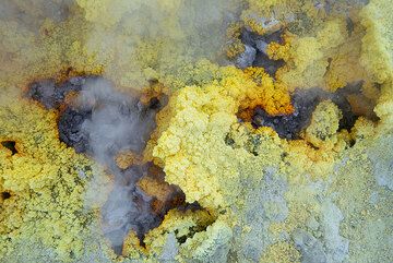 Gas (SO2) and steam escaping from a fumarole (Photo: Tom Pfeiffer)