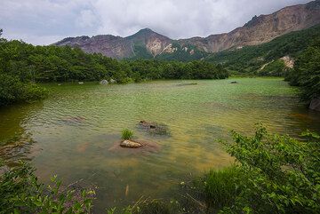 Lago nella cicatrice della frana del 1888 del vulcano Bandai (Photo: Tom Pfeiffer)