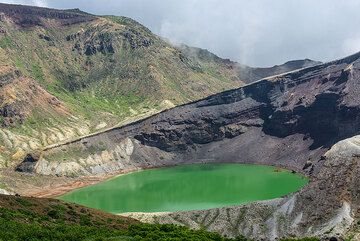 Lago del cráter Okama, volcán Zao, Japón (Photo: Tom Pfeiffer)