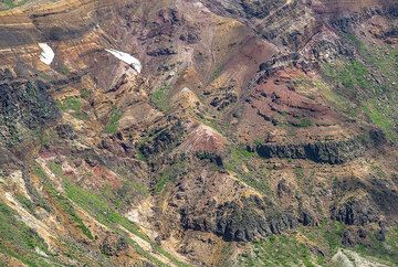 Потоки лавы и пирокластические слои обнажены на стенках кратера вулкана Цзао (Photo: Tom Pfeiffer)