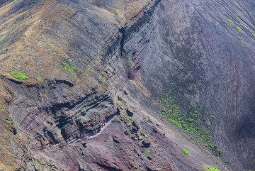 Capas de tefra y lava en el cráter del volcán Zao, Japón (Photo: Tom Pfeiffer)