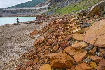 Oxide-covered rocks at the shore of Okama lake (Photo: Tom Pfeiffer)