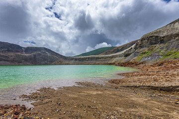 En la orilla del lago del cráter Okama del volcán Zao, NE Honshu, Japón (Photo: Tom Pfeiffer)