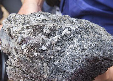 Des gisements d'anhydrite (gypse) se trouvent sous forme d'évaporites sur les rives du lac Okama (volcan Zao, Japon). (Photo: Tom Pfeiffer)