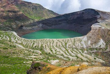 El verde volcán Okama cráter lago de Zao, NE de Honshu, Japón (Photo: Tom Pfeiffer)