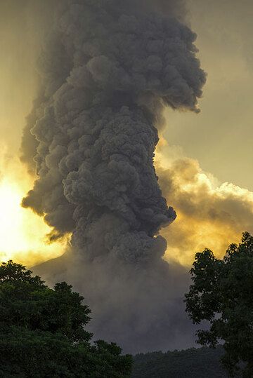 Eruption column of a powerful vulcanian explosion on the afternoon of 27 Sep. (Photo: Tom Pfeiffer)