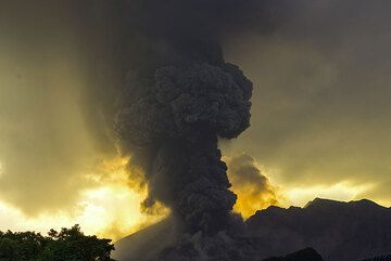 Vulcanian eruption column. (Photo: Tom Pfeiffer)