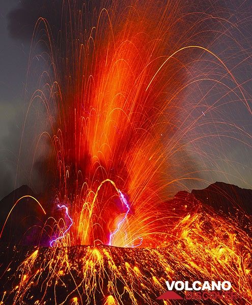 Powerful strombolian explosion from Sakurajima volcano, Japan, at 13:48 UTC on 27 Sep 2013 (22:48 local time) (Photo: Tom Pfeiffer)