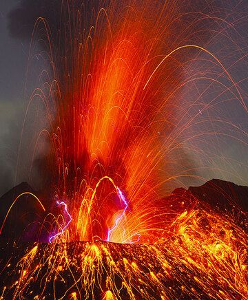 Potente esplosione stromboliana dal vulcano Sakurajima, in Giappone, alle 13:48 UTC del 27 settembre 2013 (22:48 ora locale) (Photo: Tom Pfeiffer)