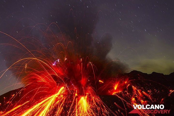 Explosion aus Sakurajima (Japan) um 14:54 UTC (27. September 2013) (Photo: Tom Pfeiffer)