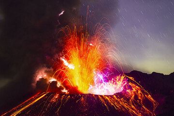 La même éruption, deux minutes après le départ, continue toujours avec force, avec de nombreux éclairs et des fontaines de lave et de cendres. Volcan Sakurajima, Japon, 27 septembre 2013. (Photo: Tom Pfeiffer)