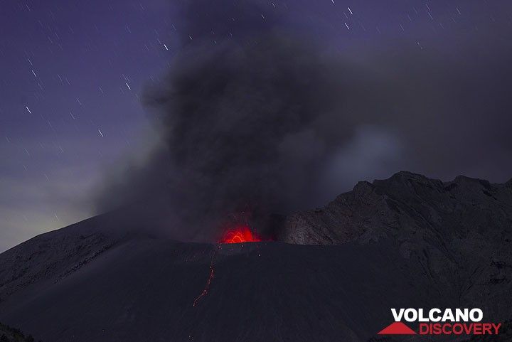 Ash emissions and weak strombolian activity from the Showa crater. (Photo: Tom Pfeiffer)