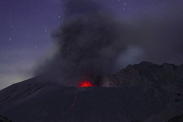 Ash emissions and weak strombolian activity from the Showa crater. (Photo: Tom Pfeiffer)