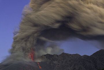 4 minutes after the start, the eruption still goes on with weak fountains of lava visible at the base of the ash column. (Photo: Tom Pfeiffer)