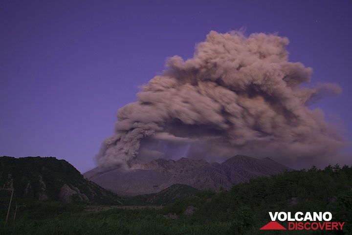 Ash venting before dawn. Southern winds bend the plume towards the north. (Photo: Tom Pfeiffer)