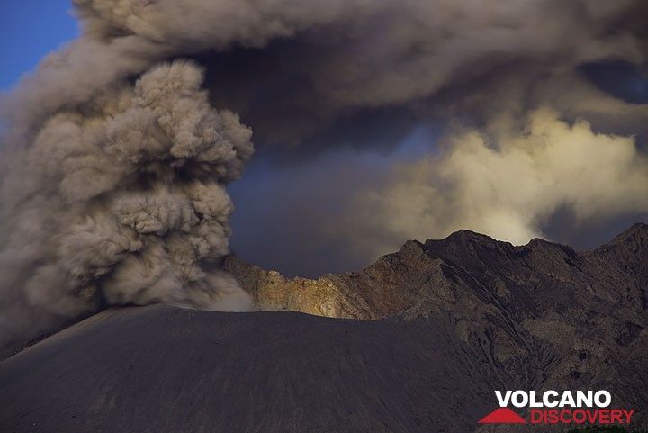 Ash venting from the Showa crater before dawn. (Photo: Tom Pfeiffer)