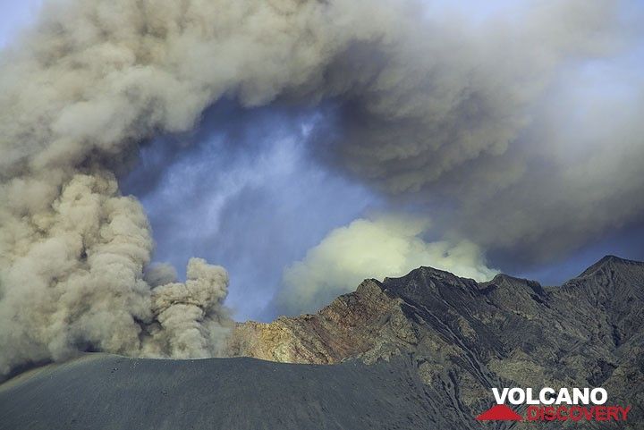 Ash plume bended over by strong winds. (Photo: Tom Pfeiffer)