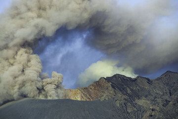 Ash plume bended over by strong winds. (Photo: Tom Pfeiffer)