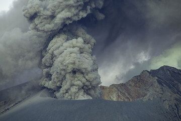 Ash venting from Showa crater. (Photo: Tom Pfeiffer)