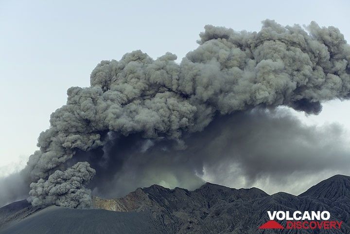 Continuous ash venting produces a plume of a few 100 m height, drifting to the north. (Photo: Tom Pfeiffer)