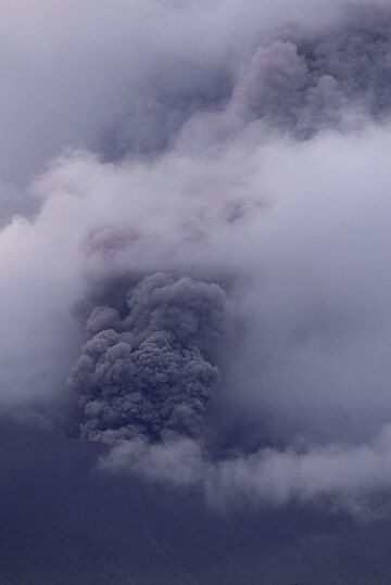 Ash venting on the afternoon of 28 Sep. (Photo: Tom Pfeiffer)