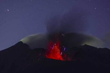 Weak eruption at 10:40 (UTC) on 28 Sep (Photo: Tom Pfeiffer)