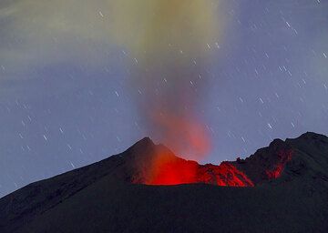 During the second half of the night 14-15 July, the Showa crater continued to produce noisy ash emissions and incandescence was often visible at the base of the plume, suggesting weak, deep-seated strombolian activity in the vent. (Photo: Tom Pfeiffer)