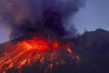De repente, el volcán explota con una explosión muy fuerte y expulsa a una masa de lava, rocas y un penacho de ceniza rápidamente creciente (21 de julio 11:02 UTC).
De repente, el volcán explota con una explosión muy fuerte y expulsa a una masa de lava, rocas y un penacho de ceniza rápidamente creciente (21 de julio 11:02 UTC). (Photo: Tom Pfeiffer)