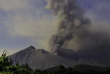 Im weiteren Verlauf der Nacht kam es zu ständigem Ausstoß von Asche und kleineren Explosionen. Nach der Explosion um 11:02 UTC gab es auf dem Vulkan etwa 20 Stunden lang keine weiteren vulkanischen Explosionen. (Photo: Tom Pfeiffer)