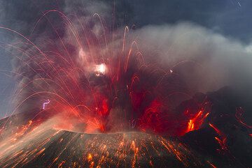 La explosión más grande observada de cerca se produjo a las 23h 33 (14:33 UTC) - aunque la erupción no fue mencionada en Tokio VVAC, el penacho de ceniza fue al menos tan grande como los grandes observados previamente. La erupción duró más de 2 minutos, a partir de una explosión inicial y continuas fuentes de lava y ceniza después. El penacho oscureció el cielo de la zona oriental todo el resto de la noche. (Photo: Tom Pfeiffer)
