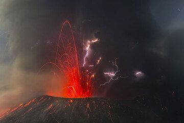 Lavafontänen (oder kontinuierliche Eruptionen vom Strombolian-Typ) während des Ausbruchs mit Blitzen, die durch elektrostatische Aufladungen in der aufsteigenden Aschewolke verursacht werden. (Photo: Tom Pfeiffer)