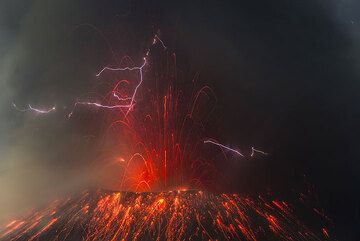 The slopes of Showa crater littered with incandescent bombs during the fountaining phase of the ongoing eruption (14:33 UTC, 22 July). (Photo: Tom Pfeiffer)