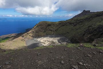 The crater of the 1813 subplinian Bunka eruption on Suwanose-jima volcano (Tokara islands, Japan) (Photo: Tom Pfeiffer)