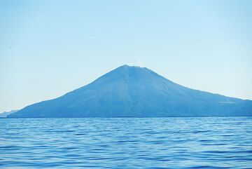 Vue du stratovolcan du mont Ontake du volcan Nakano-jima, voisin de Suwanose-jima au nord-est. Un panache de gaz peut être vu s'élever du cratère sommital, suggérant que le volcan est actif. (Photo: Tom Pfeiffer)