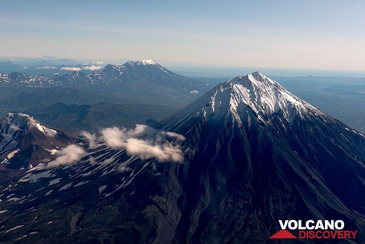 2 septembre 2017 : Le vol intérieur le plus long du monde, Moscou-Petropavlovsk (7-8 heures), touche à sa fin alors que l'avion descend par beau temps vers l'aéroport : nous passons au sud du majestueux stratovolcan de Koryaksky qui domine l'Avachinsky. Baie où se situe la capitale. En arrière-plan, le complexe volcanique Zhupanowsky et (coin le plus à gauche) le volcan Karymsky avec un petit panache sont également visibles. (Photo: Tom Pfeiffer)