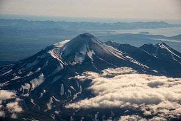 Le volcan voisin de Koryaksky, Avachinsky le suit quelques instants plus tard vers la gauche. (Photo: Tom Pfeiffer)