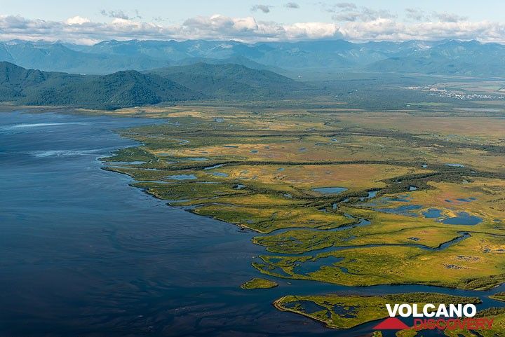 Les plaines du delta de la rivière Avacha avec le plateau sud. (Photo: Tom Pfeiffer)