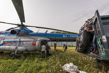 Nach einer kurzen Fahrt wechseln wir unser Transportfahrzeug... (Photo: Tom Pfeiffer)