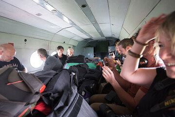 Der russische Hubschrauber im Inneren ist überraschend geräumig. Wir haben alles dabei, was wir für drei Tage in der Wildnis brauchen, und noch mehr. (Photo: Tom Pfeiffer)