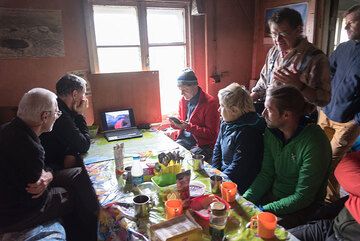 Le volcanologue Alexei Ozerov de l'Institut nous a également rejoint et donne une conférence sur les volcans du Kamtchatka et la dynamique des éruptions à l'heure du thé. (Photo: Tom Pfeiffer)