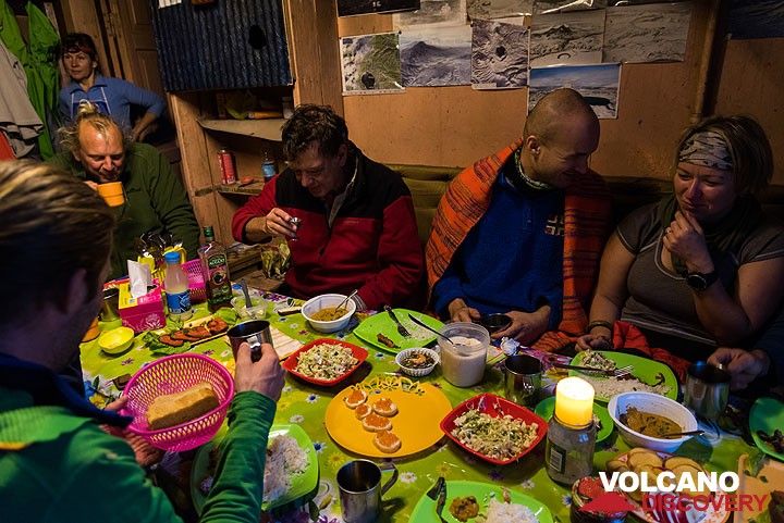 Dîner à la cabane : (Photo: Tom Pfeiffer)