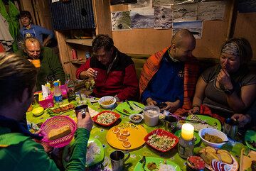 Dinner in the hut: (Photo: Tom Pfeiffer)