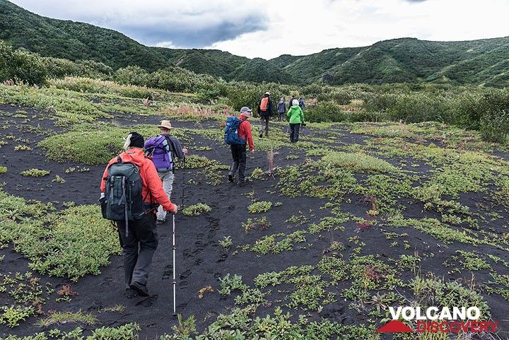 We take a hike (about 6 km one way) through the caldera towards the crater lake of Akademia Nauk. (Photo: Tom Pfeiffer)