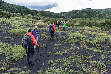 Nous faisons une randonnée (environ 6 km aller simple) à travers la caldeira en direction du lac de cratère d'Akademia Nauk. (Photo: Tom Pfeiffer)