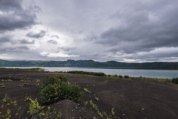 Le lac de cratère de l'Akademia Nauk depuis la rive sud. (Photo: Tom Pfeiffer)