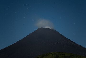 Karymsky during the night: although it had intermittent explosions during the months before, the volcano decided to stay calm during out stay. (Photo: Tom Pfeiffer)
