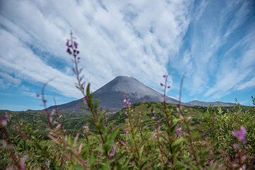 Le panache de gaz du volcan dérive plus ou moins au-dessus de nous aujourd’hui alors que le temps sec et anticyclonique commence à s’installer. (Photo: Tom Pfeiffer)