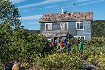 3 days have passed quickly: it's time to pack luggage, clean the hut and prepare for our departure. (Photo: Tom Pfeiffer)