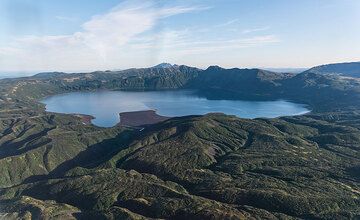 Back in the helicopter, we have spectacular aerial views today: this is the crater lake of Akademia Nauk, where we had been on foot yesterday, a neighboring active caldera. (Photo: Tom Pfeiffer)